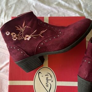 Karyn’s Collection Burgundy woman’s boats. Size 6.5